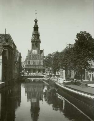 Alkmaar : Niederlande, Alkmaar (Prov. Holland). Kanal - im Hintergrund die Stadtwaage. 1582 aus Heiliggeistkirche umgebaut. Turm 1599 von Cornelia Kunst