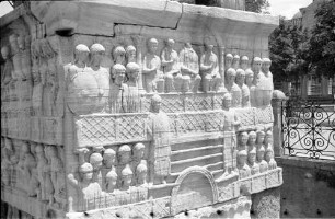 Istanbul: ägyptische Säule, Plastiken daran, Obelisk, Theodosius I