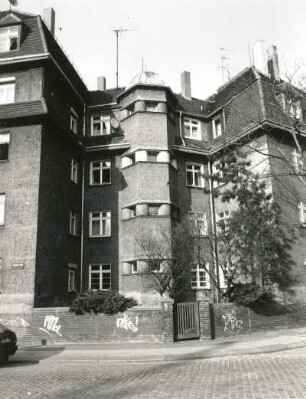 Dresden-Pieschen, Riesaer Straße 26, Zeithainer Straße 1. Wohnanlage des Kleinwohnungbauvereins Dresden. Wohnhäuser (1913). Verbindungstrakt und Zwischenhof
