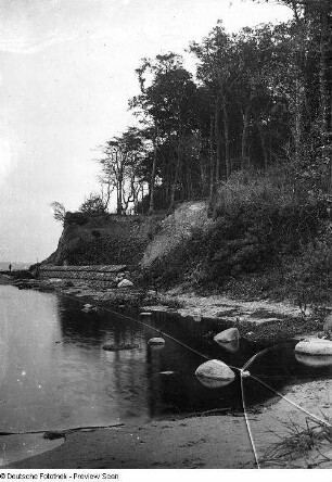 Kliff mit Wellenbrecher am Kleinen Wohld westlich des Ortes