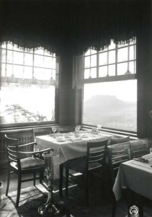 Lohmen. Bastei-Gaststätte. Ecke des Restaurants mit eingedecktem Tisch. Blick zum Lilienstein