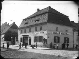 Der Gasthof zum Mohr in der Burgstraße 72 und die Gosenschänke in der Burgstraße 71 mit mehreren Personen die sich auf der Straße befinden