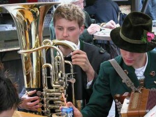Salzburg - Musiker in Tracht : Trachtenmusiker. Aufgenommen in der Altstadt von Salzburg, 2004