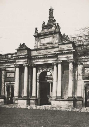 Berlin-Schöneberg. Heinrich-von-Kleist-Park. Teilansicht der von 1777 bis 1780 errichteten Königskolonnaden an der Potsdamer Straße. Ansicht des Mittelbaus