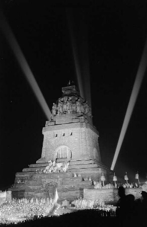 Ansicht des illuminierten Völkerschlachtdenkmals bei einer Feierlichkeit im Rahmen des II. Deutschen Turn- und Sportfestes