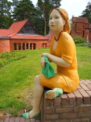 Worpswede - Frauenfigur : Vor dem Eingang zur Kunsthalle sitzt diese lebensgroße Frauenfigur. Aufgenommen im Künstlerdorf Worpswede am 3. August 2011
