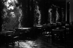 Bukarest: Golfclub, Blick auf Golfplatz, Clubhaus, Terrasse mit Tischen