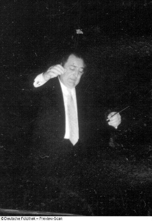 Gewandhauskapellmeister Franz Konwitschny bei der Probe mit dem Gewandhausorchester. Leipzig, Kongreßhalle, 03.05.1956
