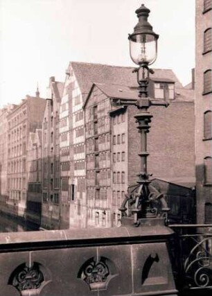 Hamburg: Lagerhäuser am Fleet, Vordergrund Laterne