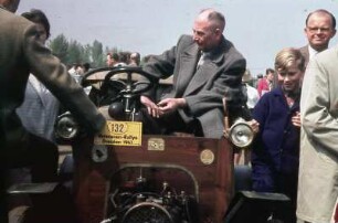 Teilnehmer und Interessenten bei der Begutachtung der Oldtimer. Veteranenrallye in Dresden 1962