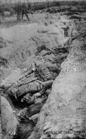 Englischer Schützengraben vor Ypern, mit Leichen