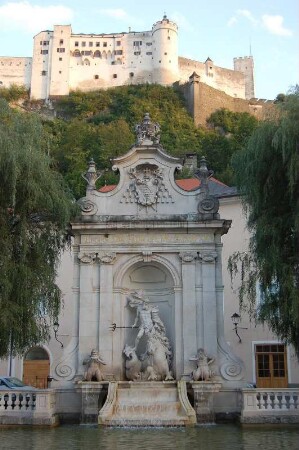 Brunnen am Domplatz und Festung Hohensalzburg (oben)