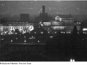 Dresden. Blick von der Neustädter Elbseite auf die Altstadt mit Gemäldegalerie "Alte Meister" und Opernhaus