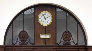 Oberlicht mit Uhr und Fallblattkalender