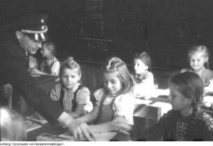 "Volkskontrolle". Verteilung beschlagnahmter Waren an Bedürftige und Schulkinder durch die Volkskontrolle, 1950