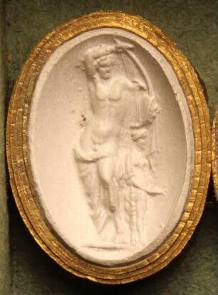 Apollo, die Leier auf den Kopf der Pythia stützend (Daktyliothek, Erstes Mythologisches Tausend)