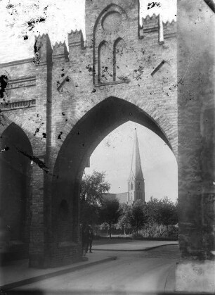 Stadttor mit Blick auf eine Kirche