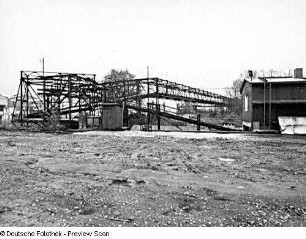 Löbau. Kohletransportbahn (Industrieseilbahn) zwischen Bahnhof und ehemaliger Färberei Römer AG. Stahlkonstruktion der Seilbahn. Ansicht von der Gleisseite