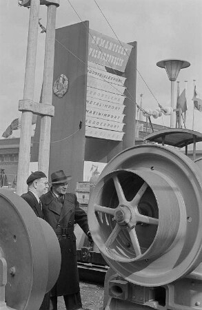 Messebesucher am Außenstand der Volksrepublik Rumänien
