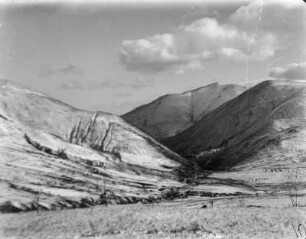 Berglandschaft : Blick über eine winterliche, von Erosion geformte Landschaft