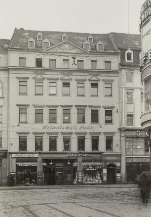 Johannstraße (heute: Wilsdruffer Straße), Ecke Altmarkt. Wohn- und Geschäftshaus mit Heimatschutzsaal und Verkaufsstelle des Landesvereins Sächsischer Heimatschutz