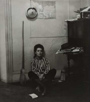 Die Malerin Leonora Carrington in ihrer Wohnung in Greenwich Village