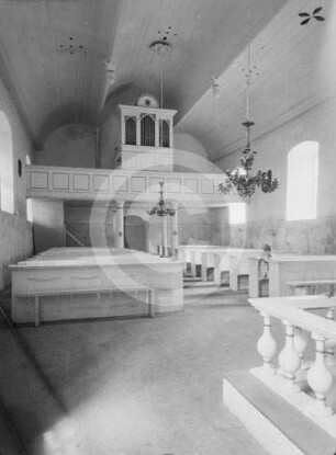 Gemeinderaum der Evangelischen Kirche Neu-Autz mit Orgelempore