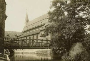 Nürnberg, Heiliggeistkirche : Nürnberg. Heiliggeistkirche und Spitalbrücke. (Die Kirche gehört zum benachbarten Spital. Sie war ehemals Aufbewahrungsort der Reichskleinodien)