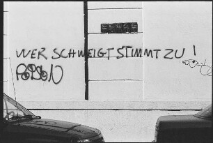 Fassade mit Inschrift "Wer schweigt stimmt zu"