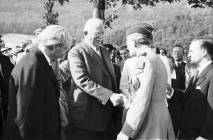 Freiburg: Sportstadion; Prof. Staudinger begrüßt General Schlesser