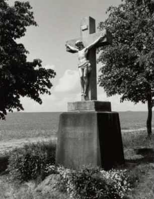 Panschwitz-Kuckau, Wegkreuz : Panschwitz-Kuckau. Wegkreuz (Kruzifix auf Sockel). Granit, Korpus Bronze, versilbert. 1896. Straße nach Panschwitz