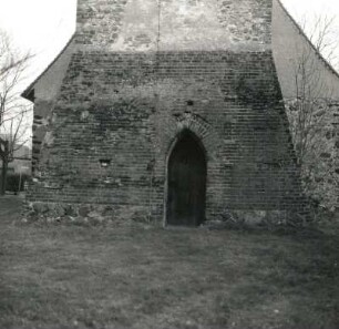 Kemmen. Dorfkirche (1401/1500, Turmaufsatz um 1650). Teilansicht des Turmes mit Portal