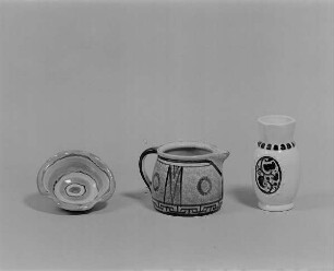 Schälchen, Milchtopf und Vase : Schälchen, Milchtopf und Vase. Keramik, glasiert, Aufglasurmalerei (1. H. 20. Jh.; wohl K. Feuerriegel). Museum im Schloß Frohburg