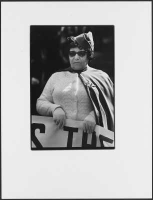 Frau mit Banner auf einer Parade, New York