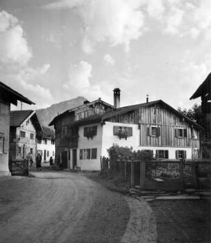 Straßenbild (wahrscheinlich im Allgäu)