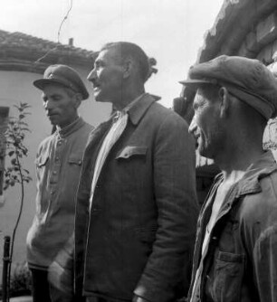 Gruppenbild dreier Männer (stehend) : Panagjurischte (Bulgarien). "Die Ausgräber des Thrakischen Goldschatzes". Gruppenbild dreier Männer (stehend)