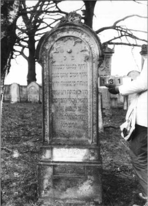 Grabstein 131 (Index: 100114752) Material: Sandstein Zustand: beschädigt und leicht verwittert am Giebel Maße HxBxT: 188x60x31 cm Beschreibung: Stele mit Rundbogen, Akroter, Sockel: Grabstein 131