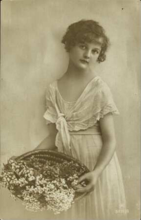 [Mädchen mit Blumenkorb]