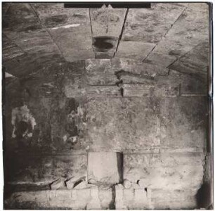Innenraum, Baalbek: Fragmente von Wandverzierungen, Gewölbe