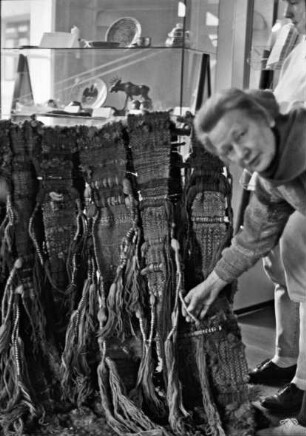 Rathaus: Ausstellungsaufbau im Treppenhaus mit Objekten von Edith Schaar: Künstlerin mit ihrem Webobjekt