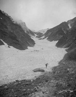 Shirouma-dake : Shirouma-dake-Trog. Ansicht mit Schneefeld und Bergsteiger