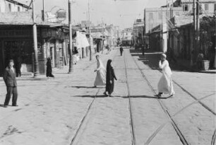 Reisefotos. Straßenbild im arabischen Raum. Ansicht mit Gleisen