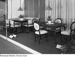Polsterstuhl Rokoko : Ausstellungskoje des VEB Möbelkombinat Dresden-Hellerau mit Eßtischen und Stühlen (rechts: Polsterstuhl "Rokoko")