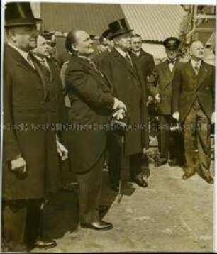 Reichspräsident von Hindenburg und Hermann Göring bei der Taufe des Flugzeuges D 2500 auf den Namen "Hindenburg"