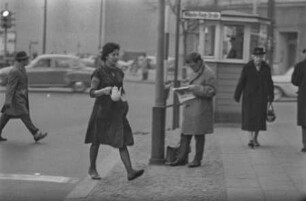 Frau überquert Friedrichstraße, 1966. SW-Foto © Kurt Schwarz.
