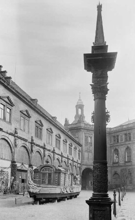 Stallhof mit Pillnitzer Gondel : Dresden, Stallhof mit Langem Gang, Johanneum, Säule und Pillnitzer Gondel (Sammlung des Historischen Museums) nach Osten