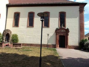 Ansicht von Westen - Langhaus (Neubau 1936 in Barockem Stil mit ornamentiertem Portal auf Vorgänger) in Übersicht