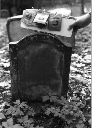 Grabstein 455 (Index: 99791196) Zustand: bis auf wenige Buchstaben verwittert Maße HxBxT: 52x41x10 cm: Grabstein 455