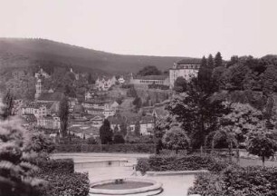 Baden-Baden, Ortsansicht : Baden-Baden. Ortsansicht von Südosten mit Pfarrkirche Unserer lieben Frau und Neuem Schloss Niederbaden