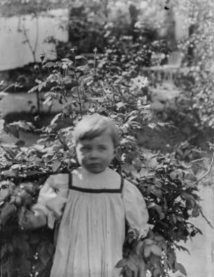 Kind im Garten
